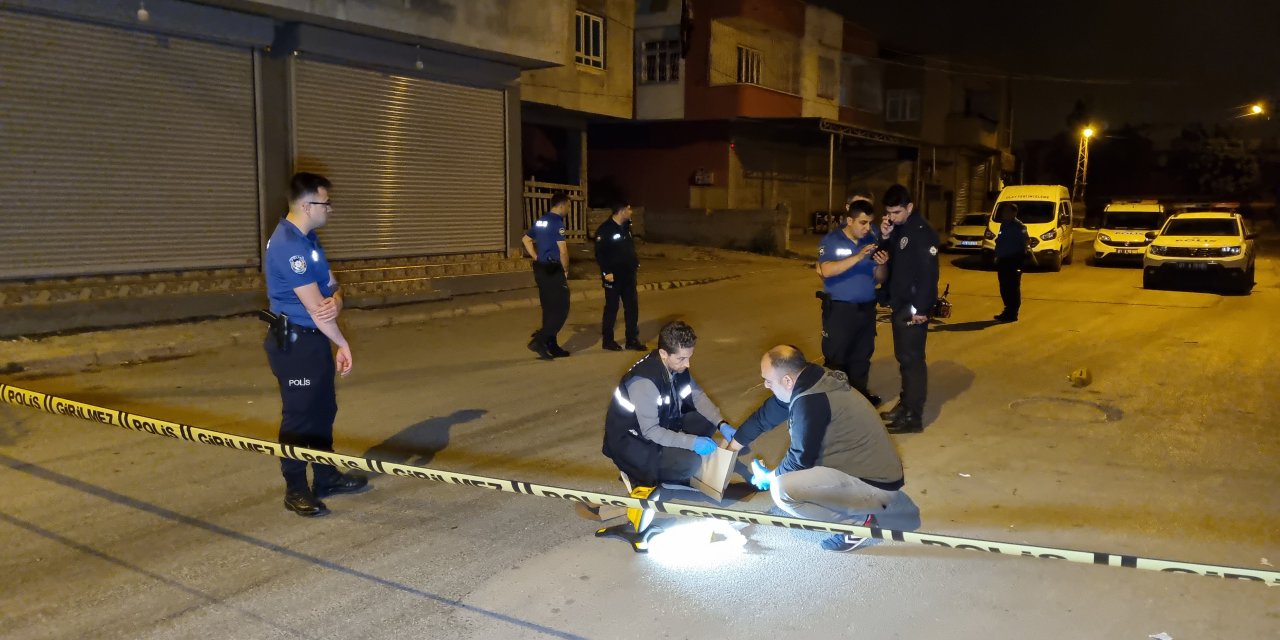 Adana'da sokak ortasında kalaşnikoflu saldırı