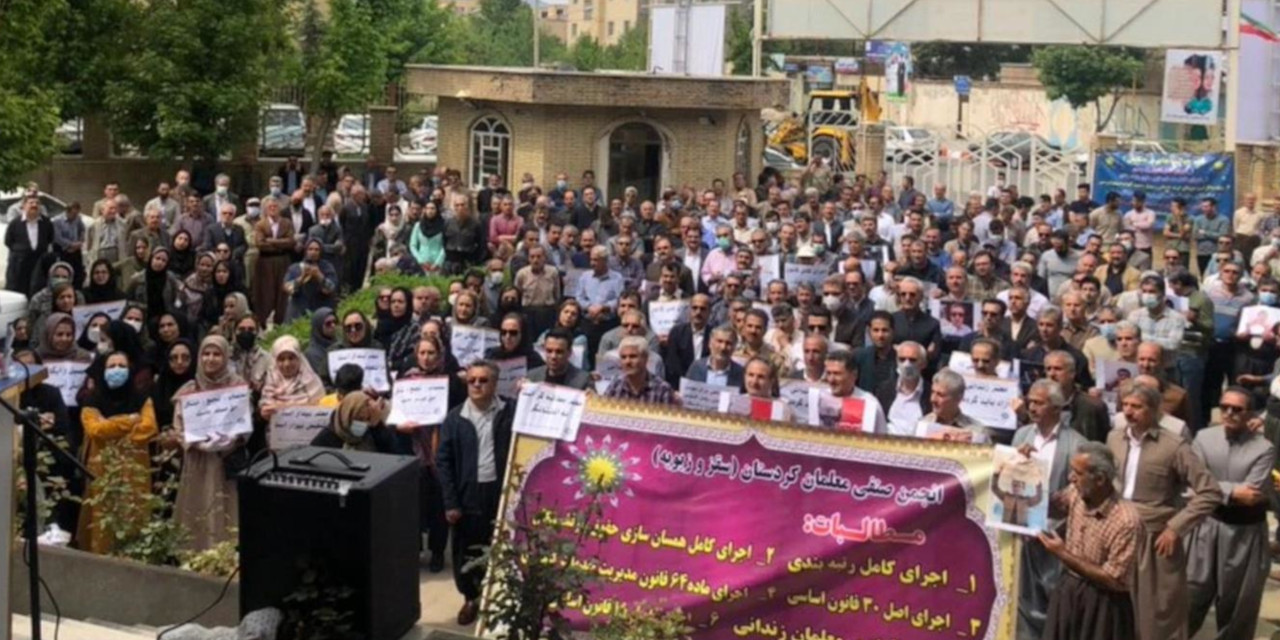 İran'da zamları protesto eden halk sokağa döküldü