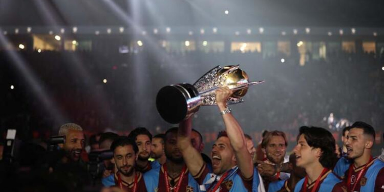 Şampiyon Trabzonspor kupasına kavuştu