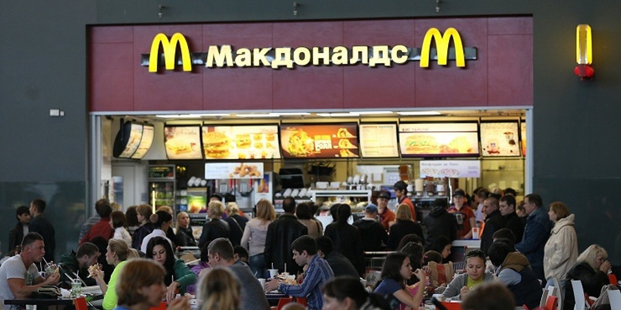 Rusya'daki 'yeni' McDonald's'ın logosu belli oldu: 'Bangladeş bayrağı gibi'