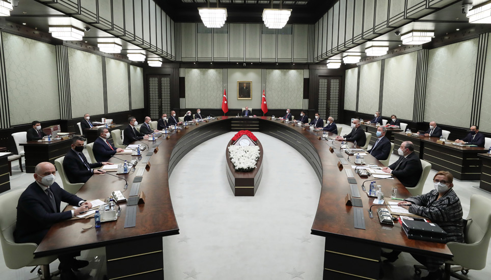 “Hem kabinede hem AKP yönetiminde değişiklik bekleniyor”