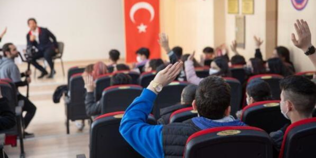 'Zıplamayan Tayyip'tir' sloganından gözaltına alınan öğrenciler serbest bırakıldı