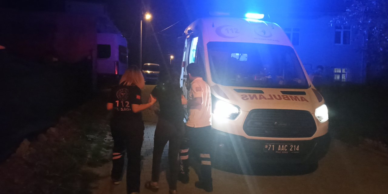 Boşanıp aynı evde yaşayan çift birbirini bıçakladı