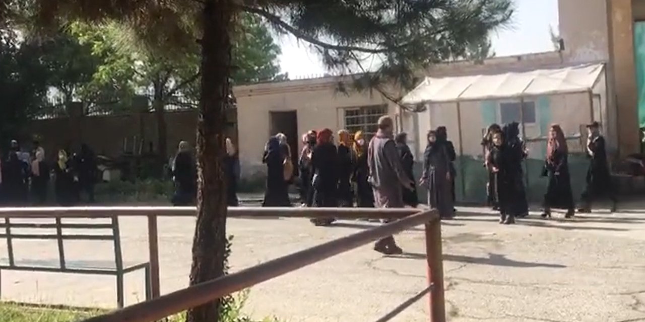 Taliban, ‘renkli’ başörtüsü takan kadın öğrencileri üniversiteye almadı