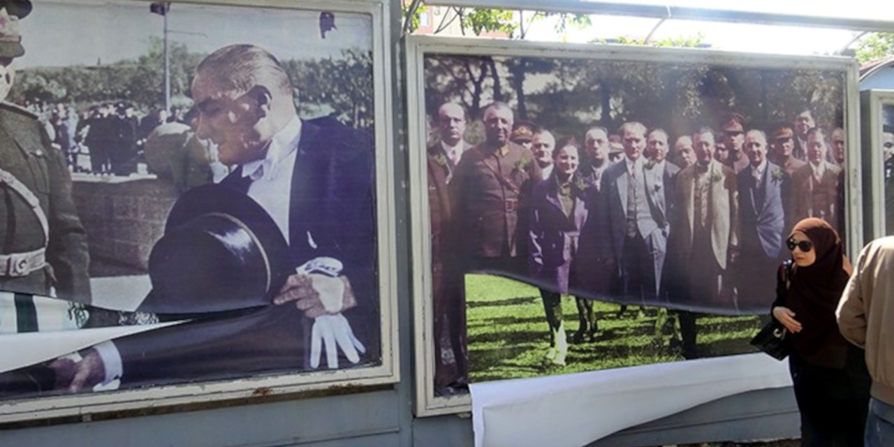 Avcılar'da iki kişi Atatürk posterini yırttı, lise öğrencileri tepki gösterdi