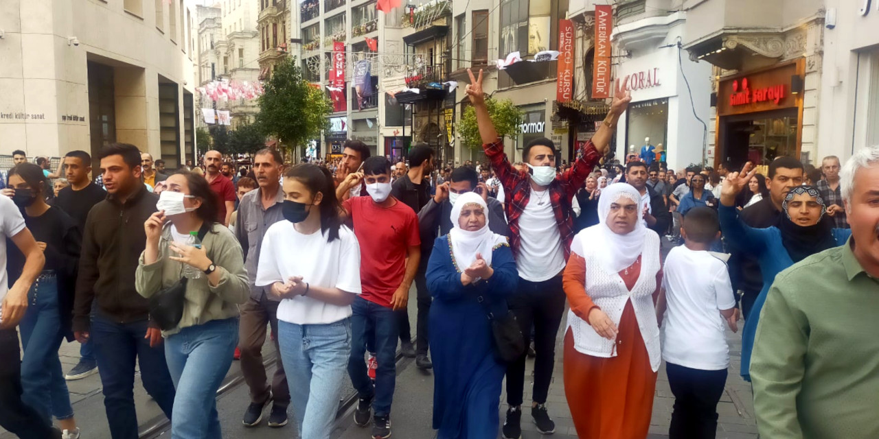 HDP'den İstiklal Caddesi'nde savaş karşıtı protesto: Çok sayıda gözaltı var