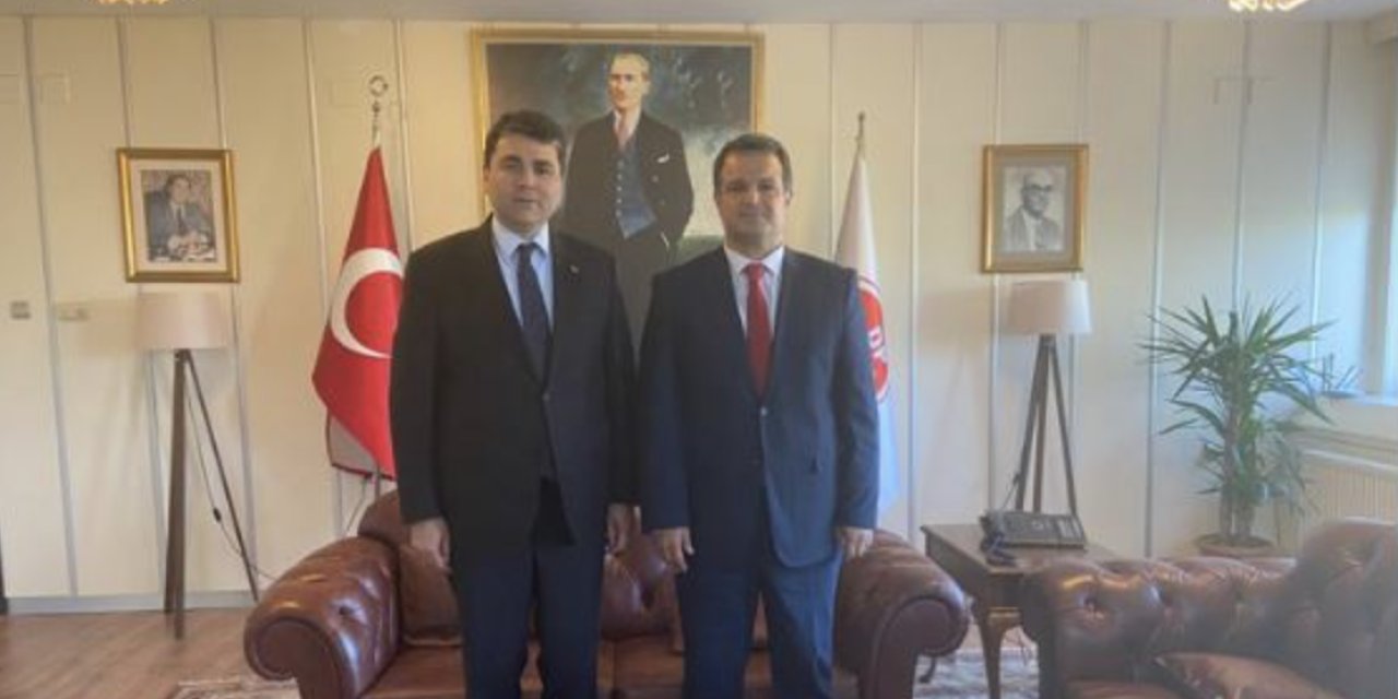'Yılın idarecisi' ödüllü Bilal Özkan, AKP'den istifa edip DP'ye geçti