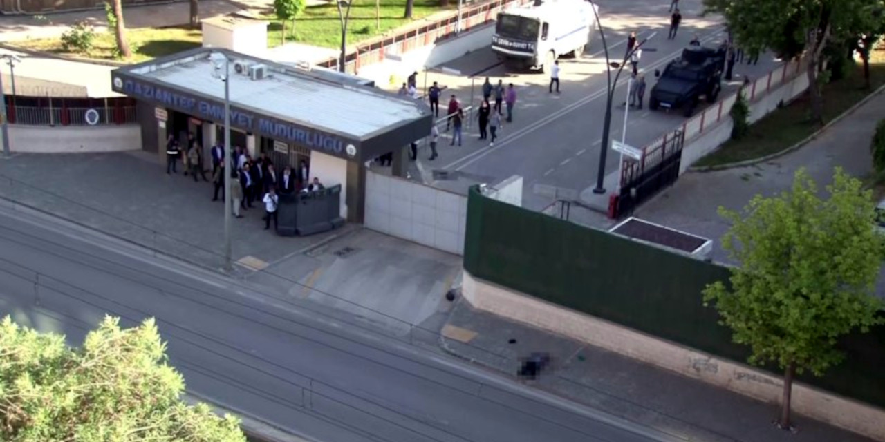 Gaziantep'te 'canlı bomba' olduğu ileri sürülen kişi Emniyet'in önünde vuruldu