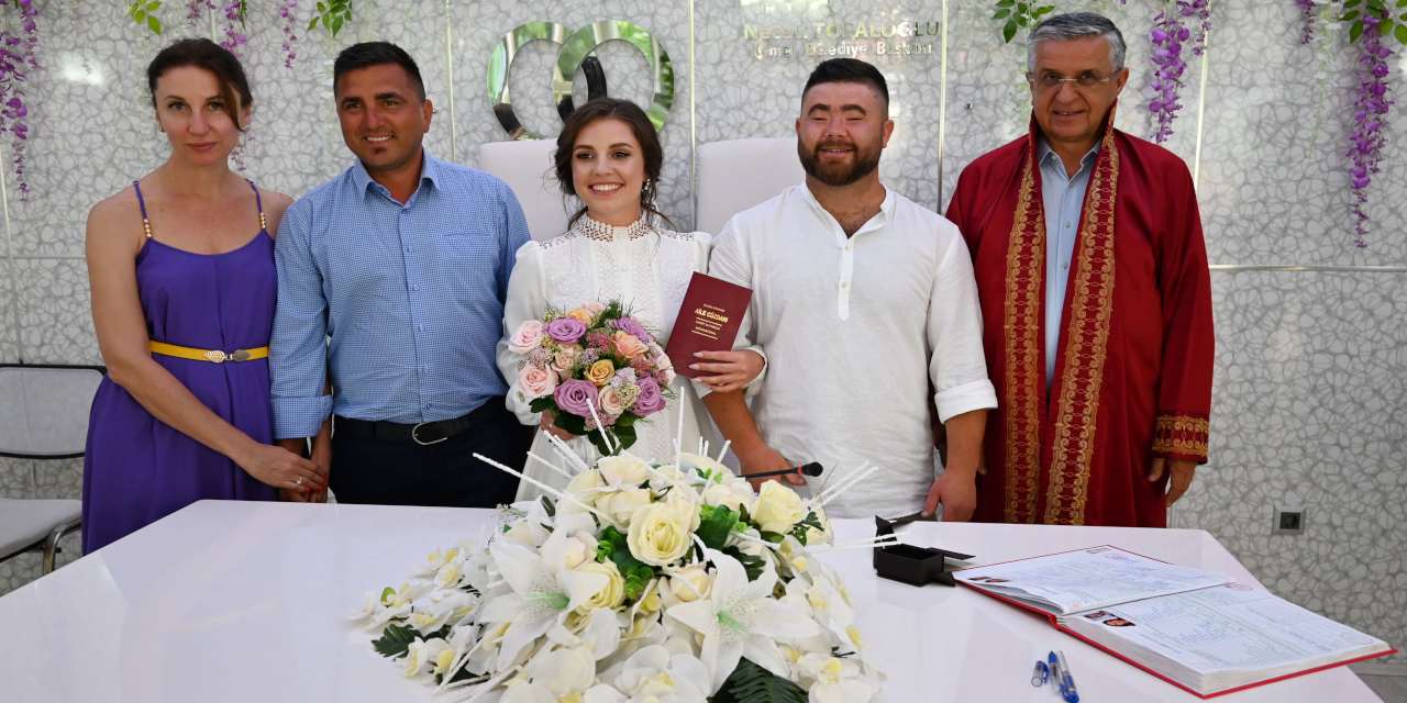 Rus ve Ukraynalı çift savaş nedeniyle Antalya'da evlendi: 'Tabii ki aşk kazanacak'