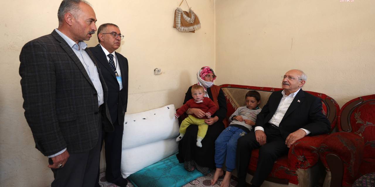 Kılıçdaroğlu, Van'da elektrikleri kesik aileyi ziyaret etti: Açlık yok diyenler gelip görsünler