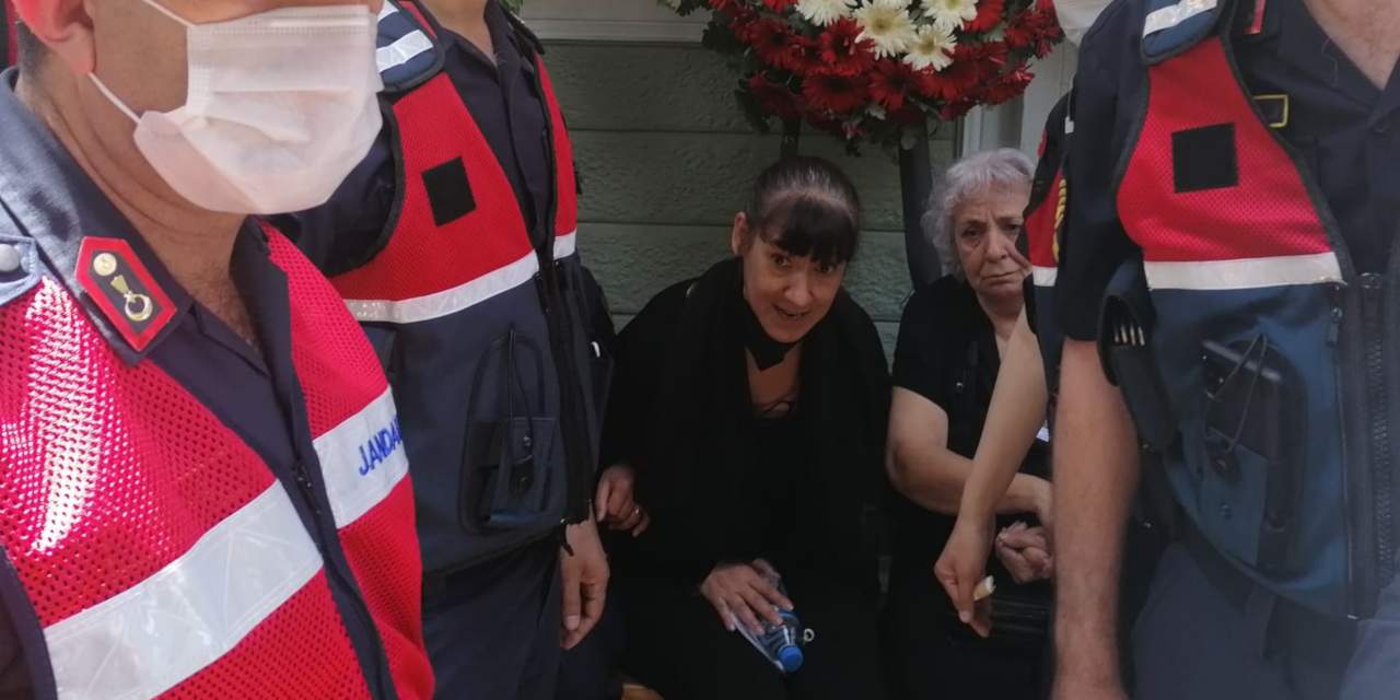 Gezi tutuklusu Mine Özerden jandarma ablukasında babasının cenazesine katıldı