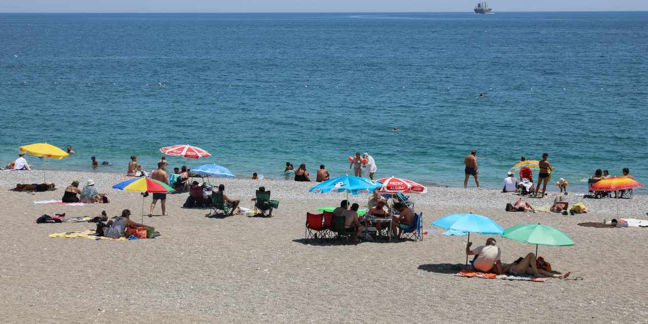 Antalya'da hava sıcaklığı 37 dereceyi buldu