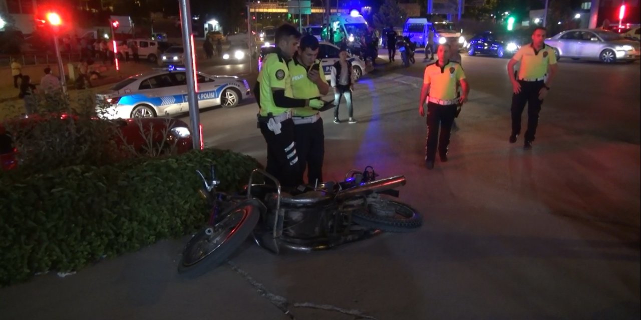 Ehliyetsiz sürücü, kendisini takip eden polislere çarptı