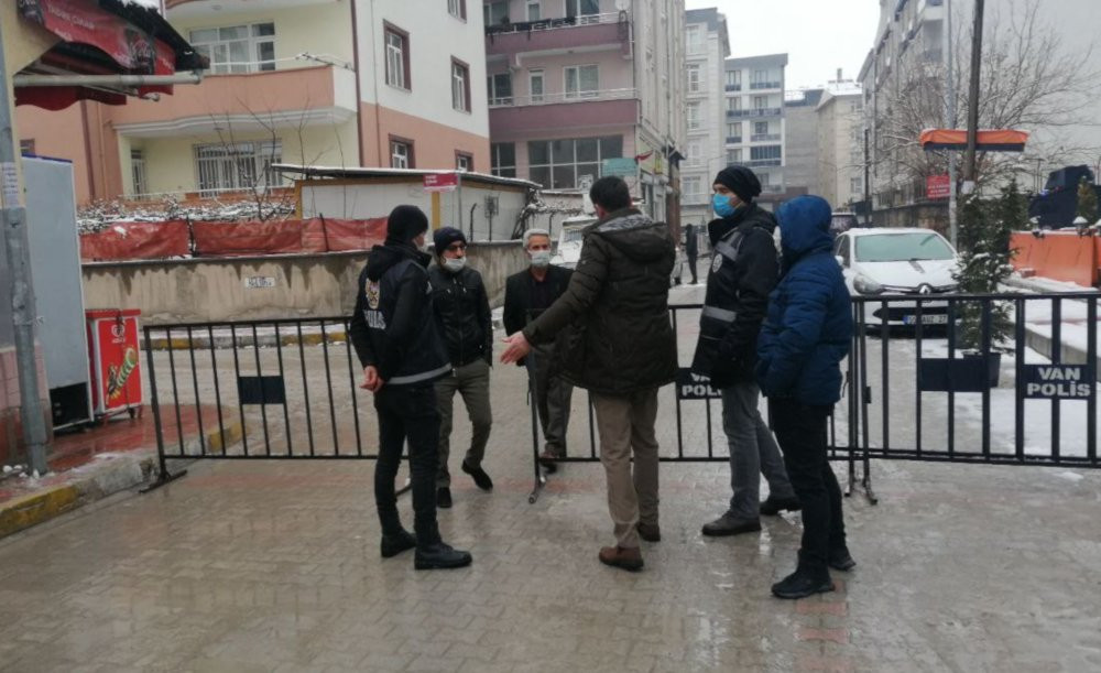 HDP'ye engellemede bu da oldu: Gazetecinin HDP'li vekille görüşmesine polis engeli