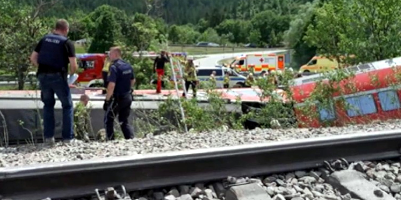 Almanya’da tren kazası: En az dört kişi yaşamını yitirdi