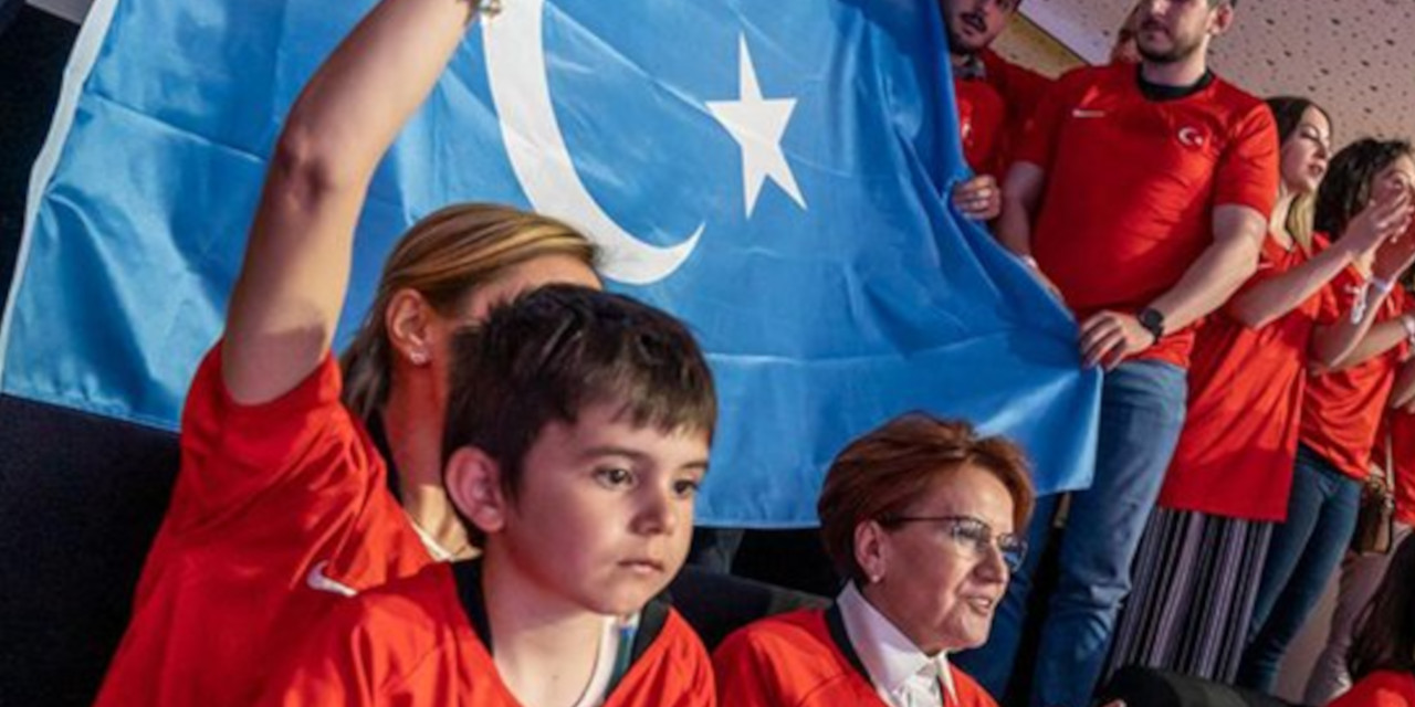 Türkiye-Çin maçını izleyen Akşener'in locasında Uygur bayrağı gerilimi