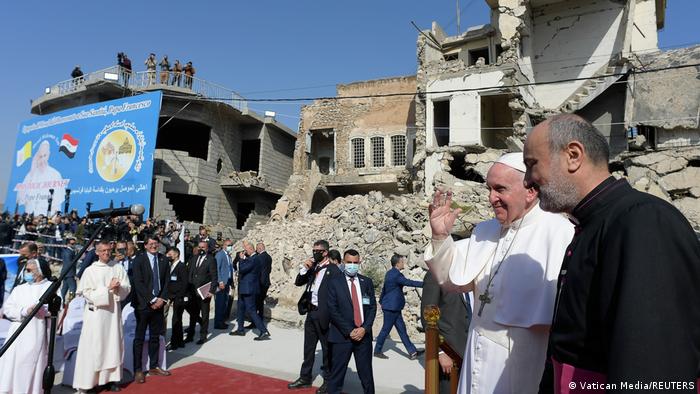 Papa, Musul’da IŞİD’in yıktığı kilise enkazında dua etti