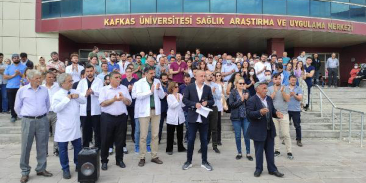 'Hastalarına iyi bak' diye silahla tehdit edilen doktor evinin önünde bıçaklandı