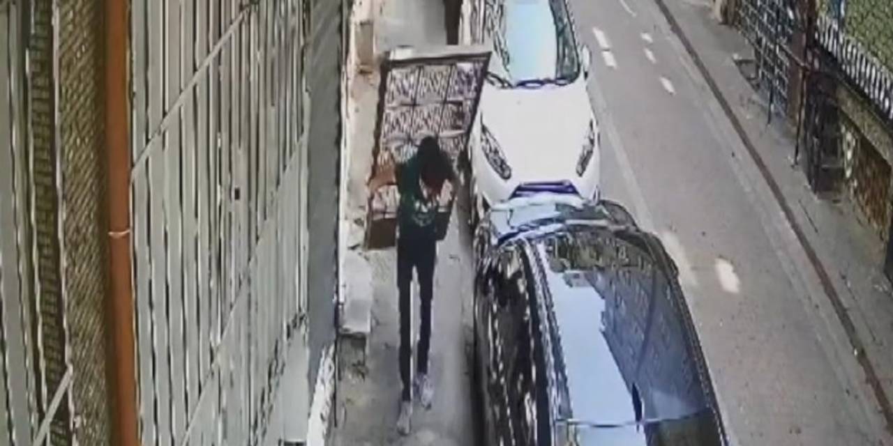 Apartman kapısını sırtlayarak çaldı: 'Hırsız gelip bizi yataktan alabilir, korkuyoruz'