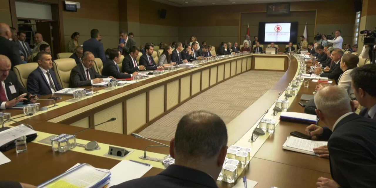 Sosyal medya yasası TBMM'de: CHP'li Özgür Özel'den 'Ayarını bozduğun kantar gün gelir seni tartar' uyarısı