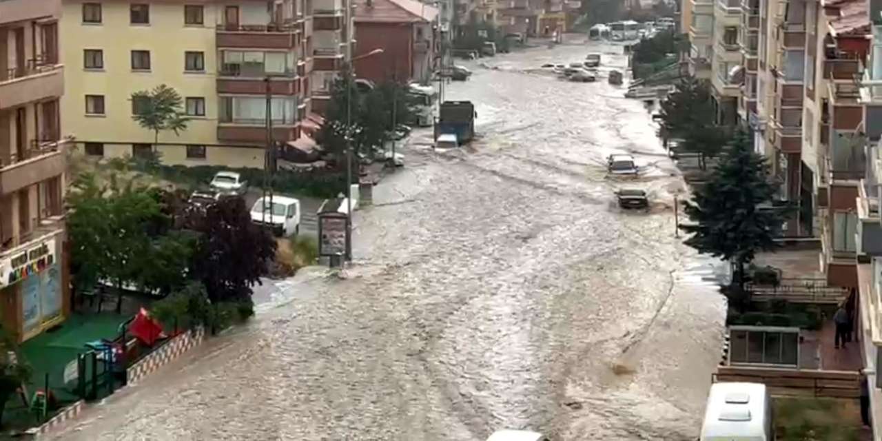 Ankara'da şiddetli yağmur: Yollar göle döndü, evleri su bastı