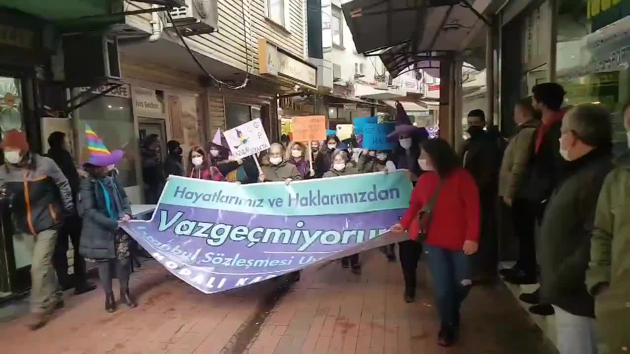 VİDEO | Hopalı kadınlar 8 Mart'ta yürüdü:  "He feministiz, ne oldu?"