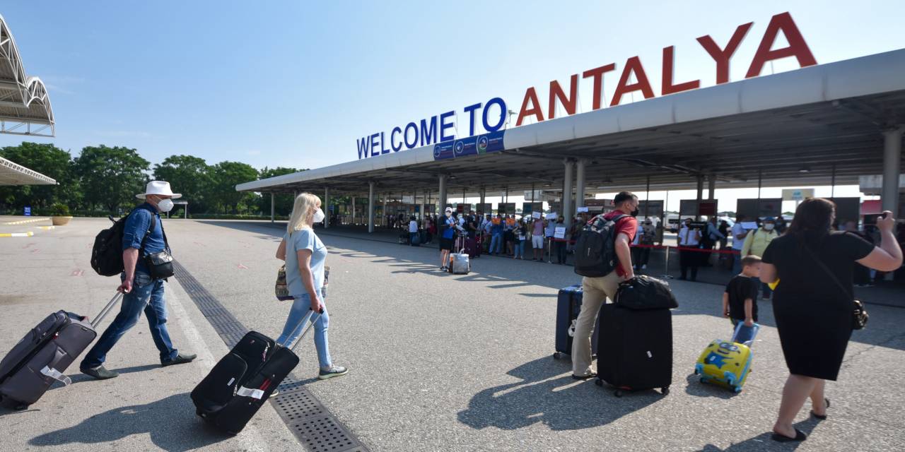 Antalya'ya hava yoluyla gelen turist sayısı 3 milyon