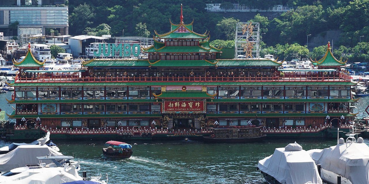 Hong Kong'un simgesi pandemiye yenildi: İkonik yüzer restoran limandan ayrıldı