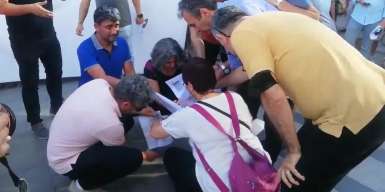 İzmir'de kamu emekçilerinde 'Geçinemiyoruz' eylemi: Maaş bordrolarını yaktılar