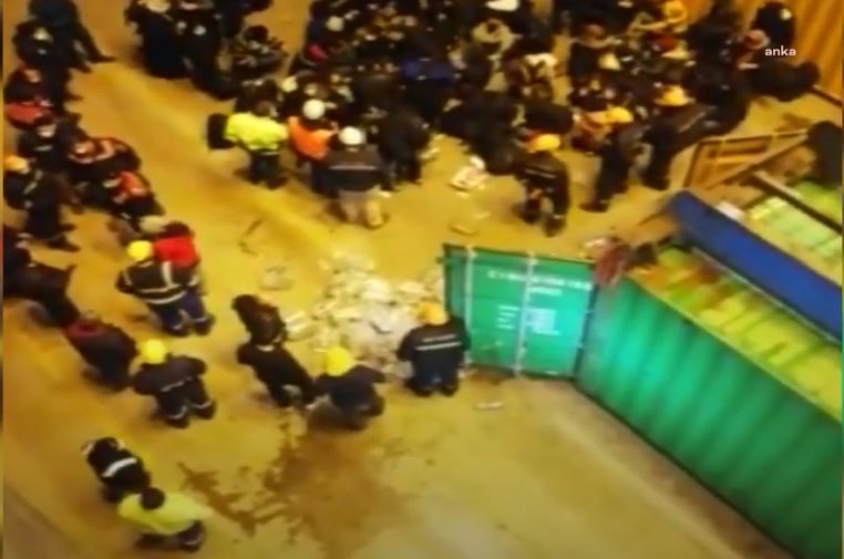 İzmir'de 55 göçmen konteyner içinde havasızlıktan ölmek üzereyken kurtarıldı