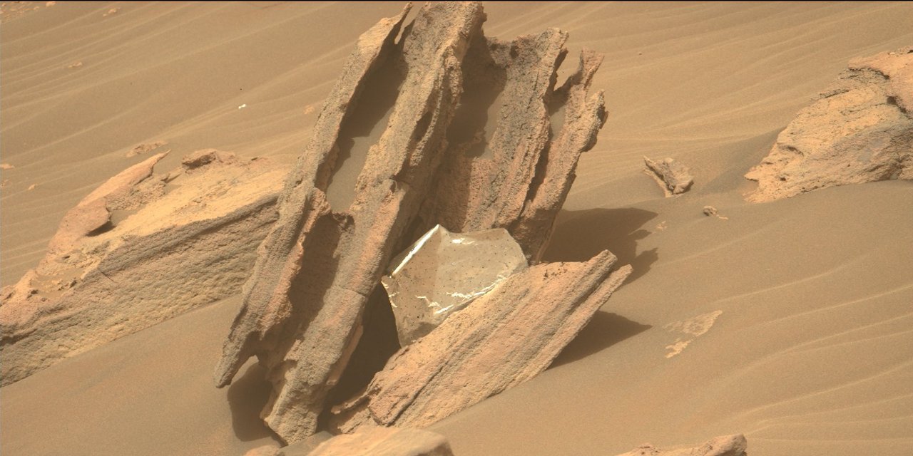 NASA'nın uzay aracı Mars'ın yüzeyinde çöp tespit etti