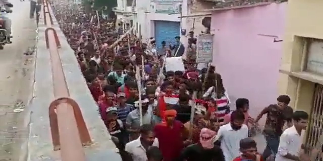 Ordunun tasarruf planı Hindistan'da isyan çıkardı: Binlerce kişi sokakta