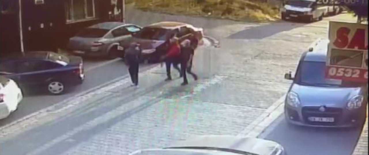 Soydukları evin sahibi karakola gidince kamyonetini de çalıp eşyaları taşıdılar