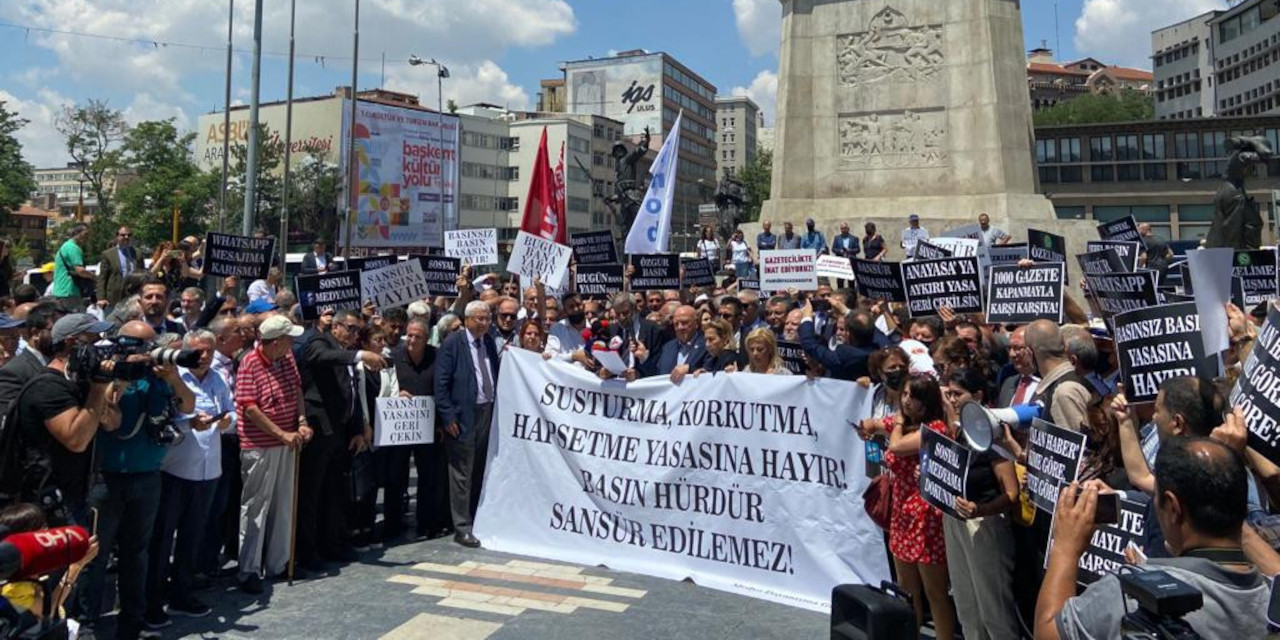 Gazeteciler sansür yasasına karşı sokağa çıktı