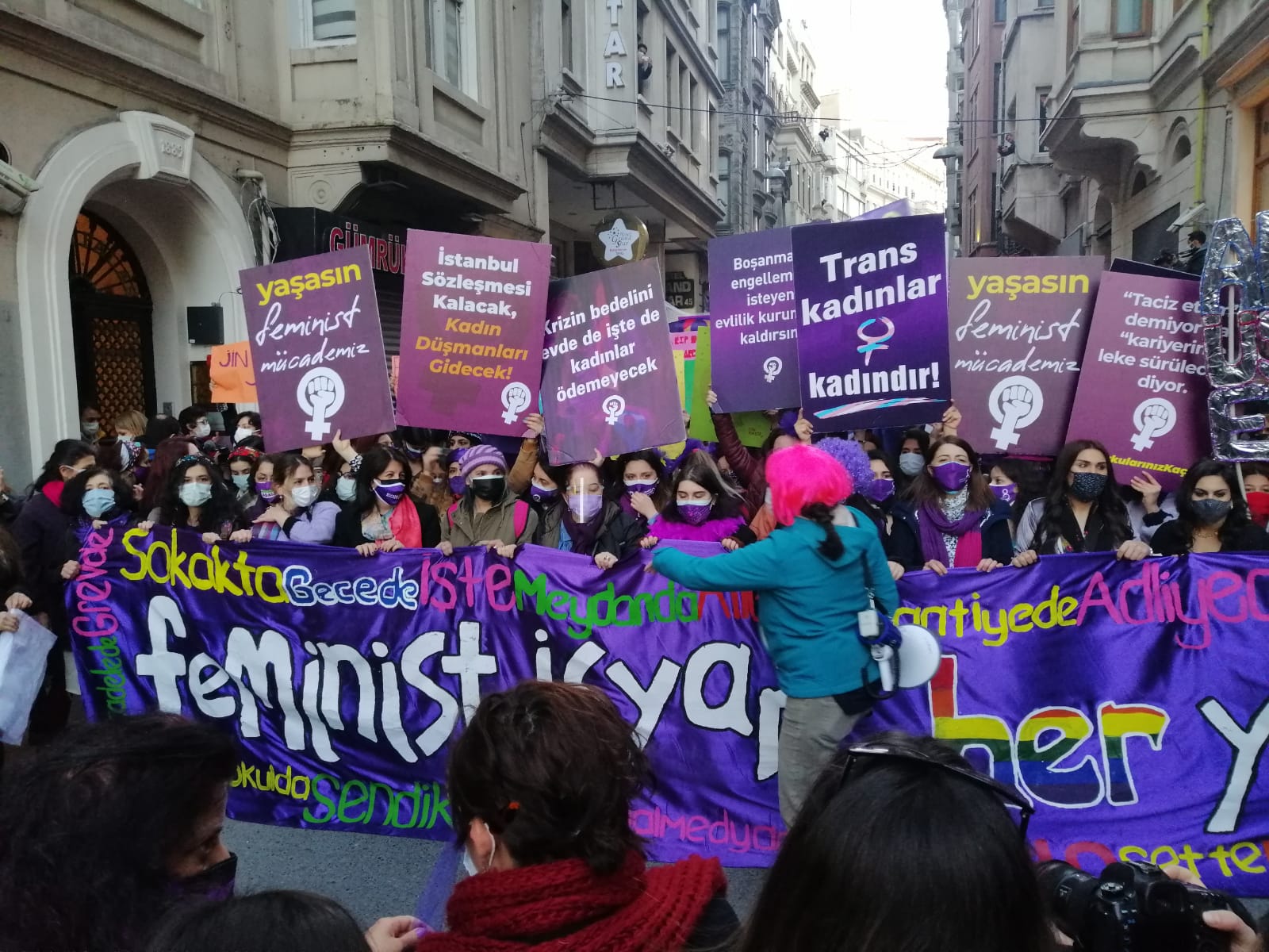 8 Mart Feminist Gece Yürüyüşü'ne katılan kadınlara baskınla gözaltı: Ritme göre zıpladılar....