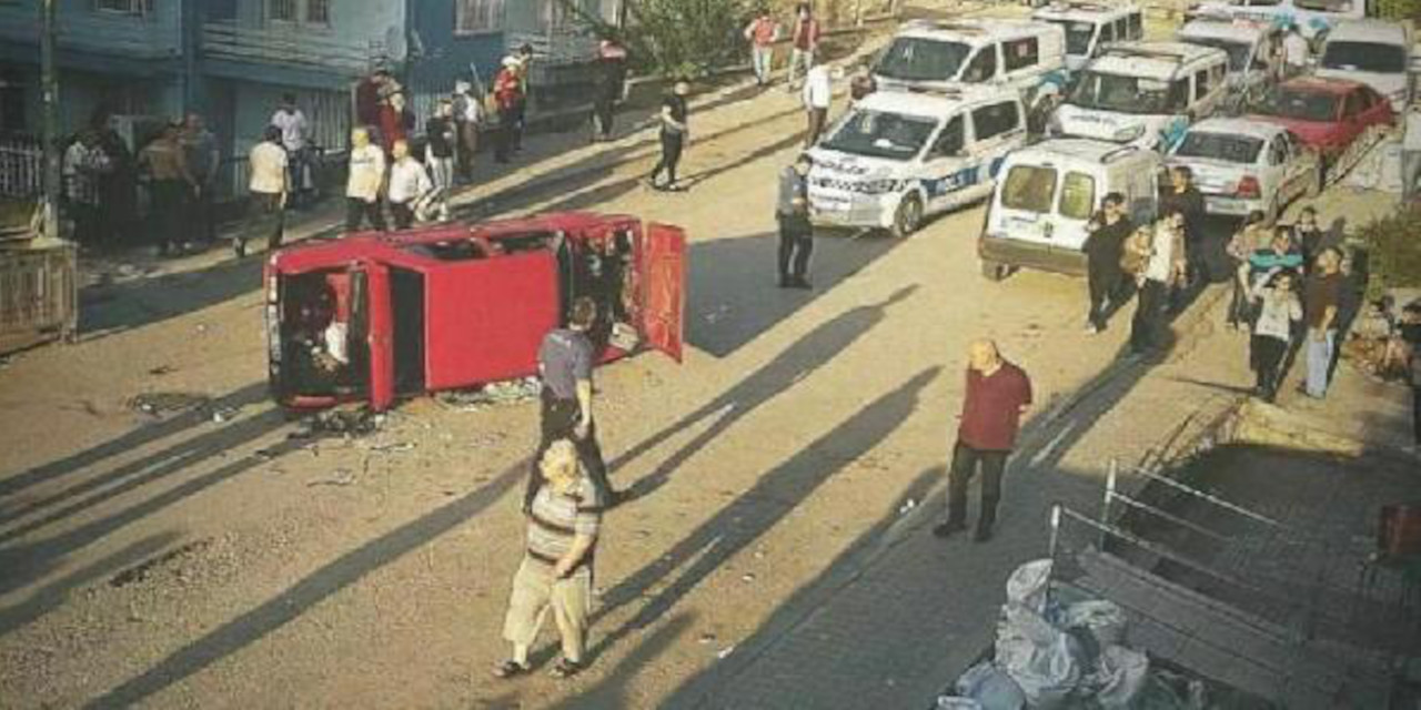 Mahalleli, kavga ettiği sürücünün otomobilini el birliğiyle devirdi