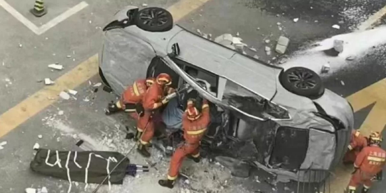 Çin'de elektrikli araç üçüncü kattan düştü: İki ölü