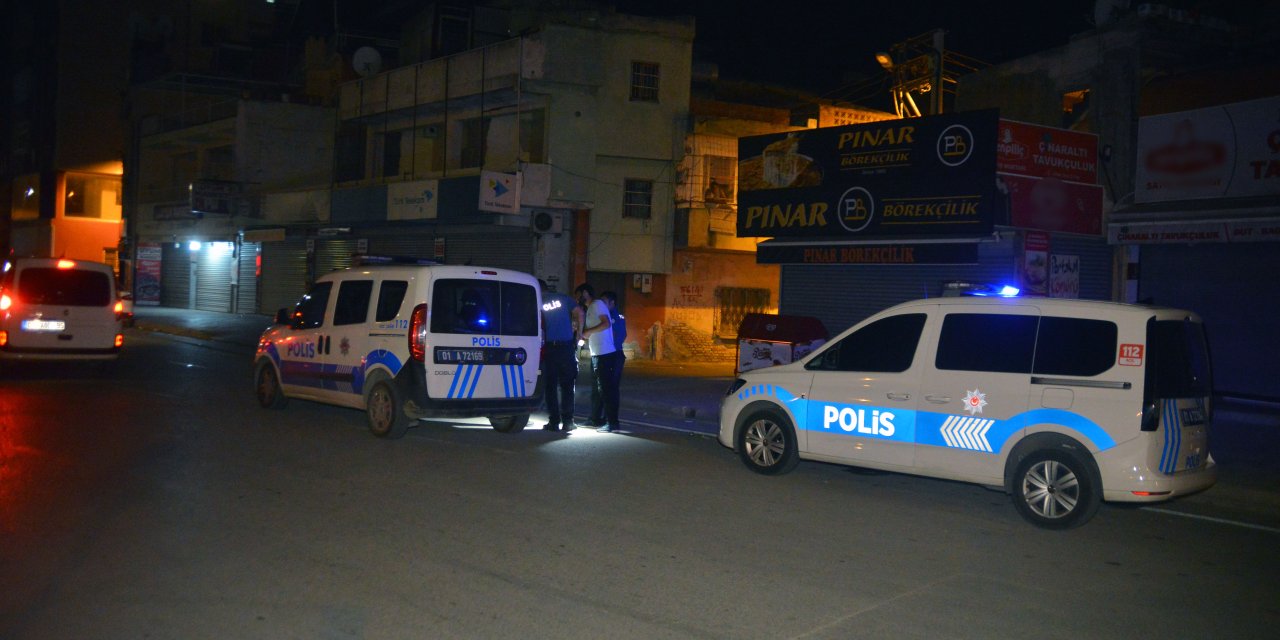 İki grup silahla çatıştı, ailesiyle birlikte evine giden kadın sırtından vuruldu