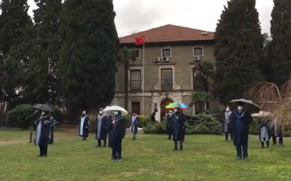 Boğaziçi Üniversitesi öğretim üyeleri yağmur altında nöbetteydi