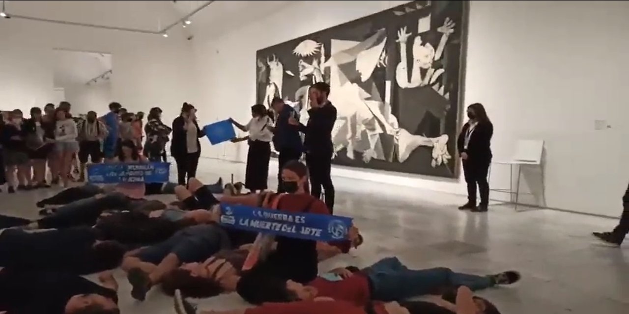 Picasso'nun Guernica tablosunun önünde NATO protestosu