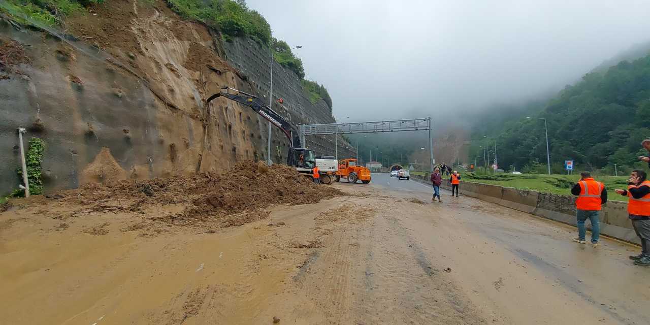 Bolu Dağı'nda heyelan: İstanbul yönü trafiğe kapatıldı