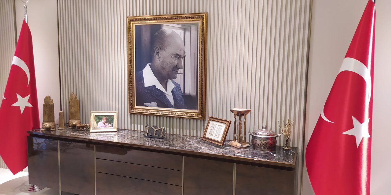 Altılı masanın arkasındaki konsolda bulunan objeler neyi ifade ediyor?