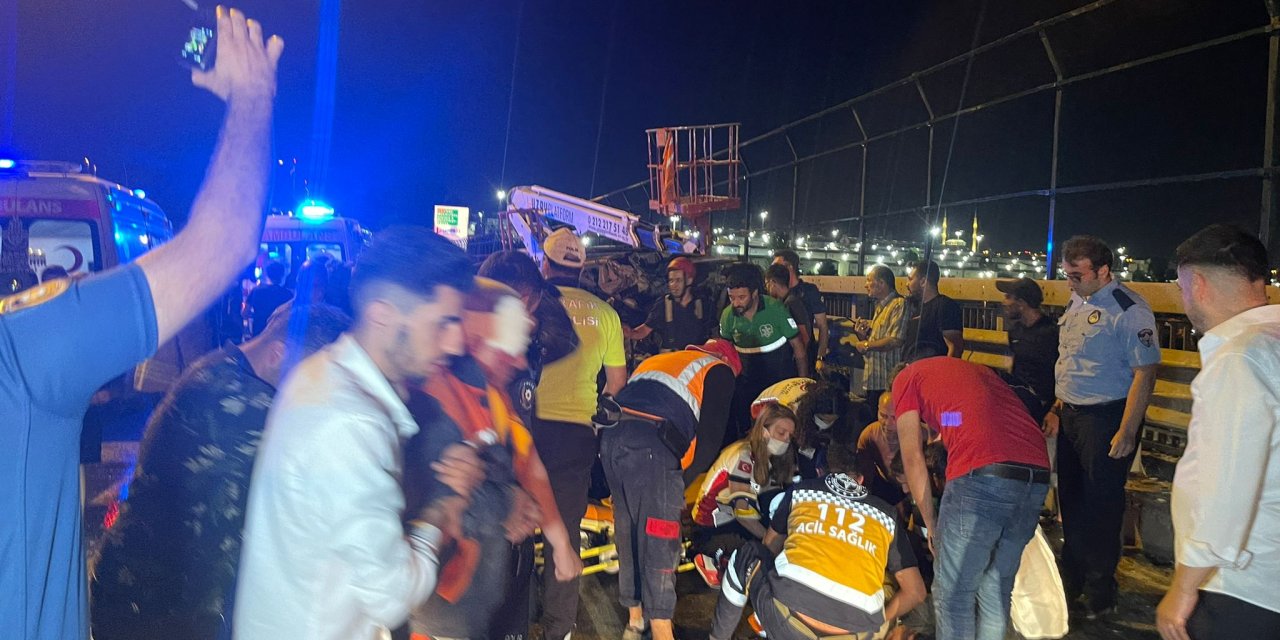 Yolda çalışma yapan işçilere otomobil çarptı; 2 ölü 5 yaralı