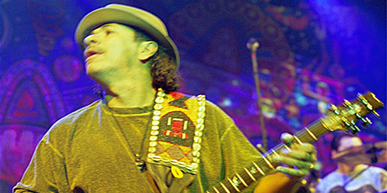 Efsane gitarist Carlos Santana sahnede bayıldı