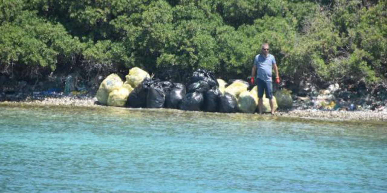 Bodrum'da denizin dibi ve 11 koydan 3 saatte 7.5 ton çöp toplandı