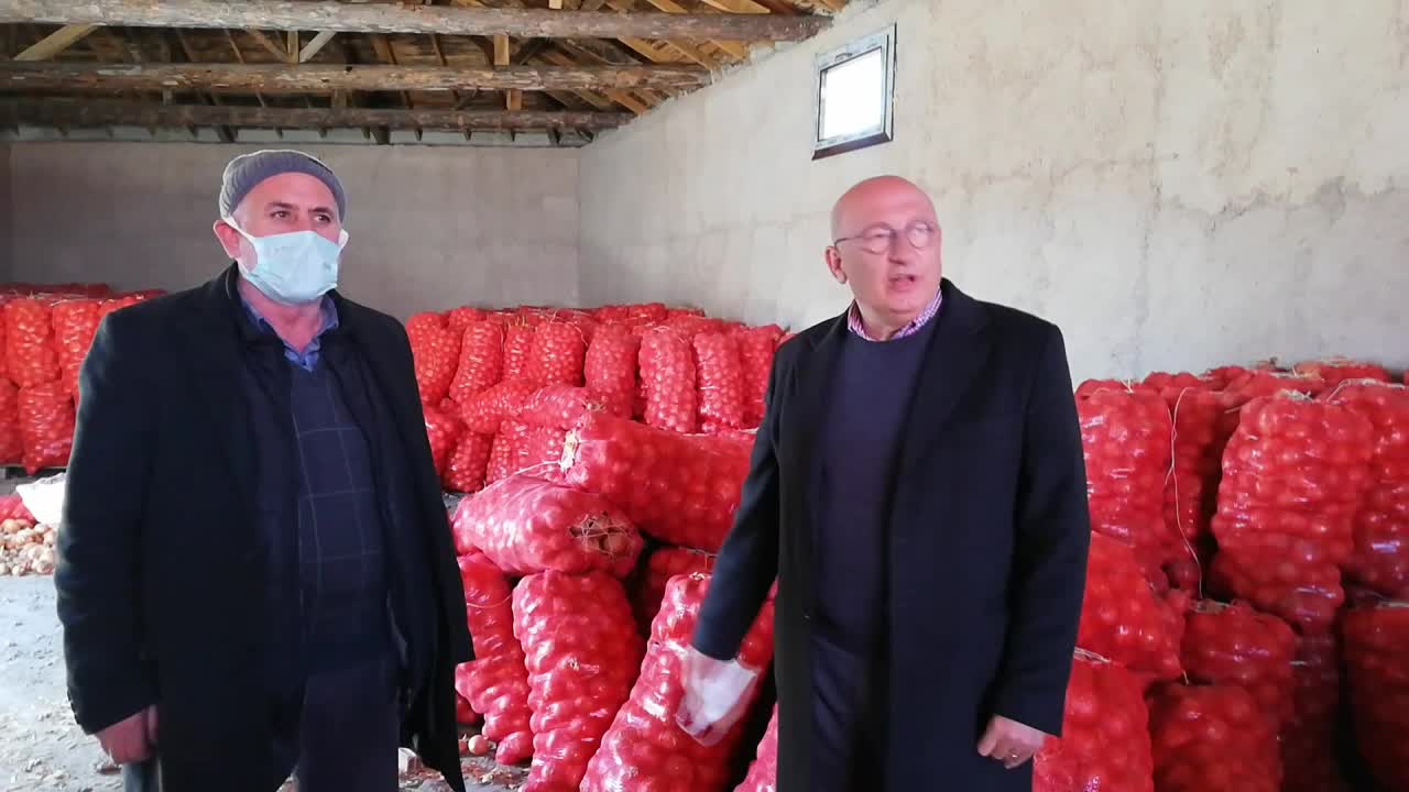Çiftçinin zor kararı: 180 ton soğanını 30 kuruştan satamazsa çöpe atacak