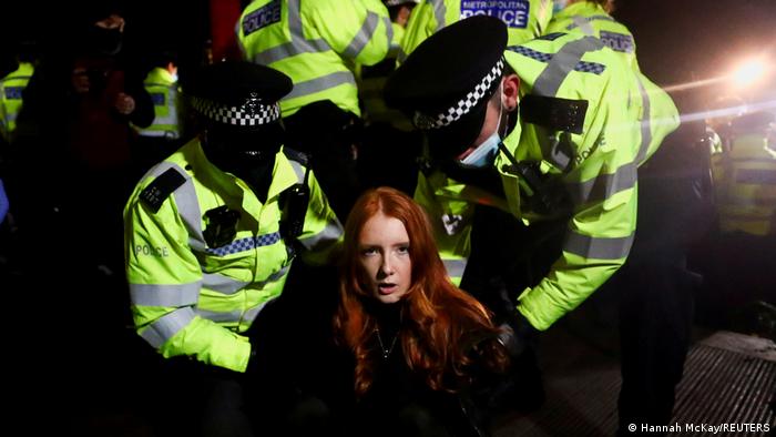 İngiltere'de kadın cinayetini protesto edenlere polis müdahalesine tepki