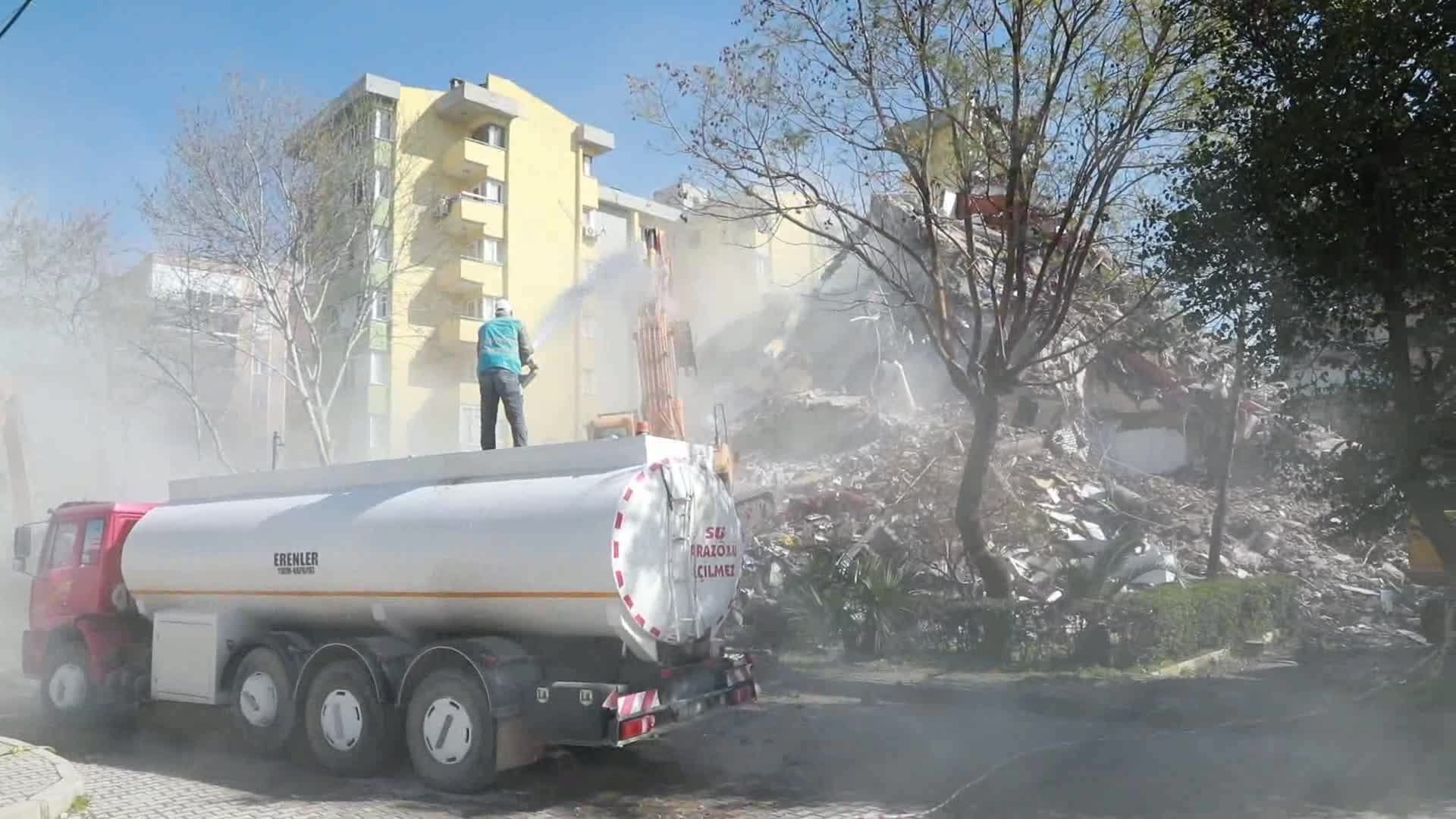 İzmir Bayraklı'da ağır hasarlı binaların yıkımına başlandı