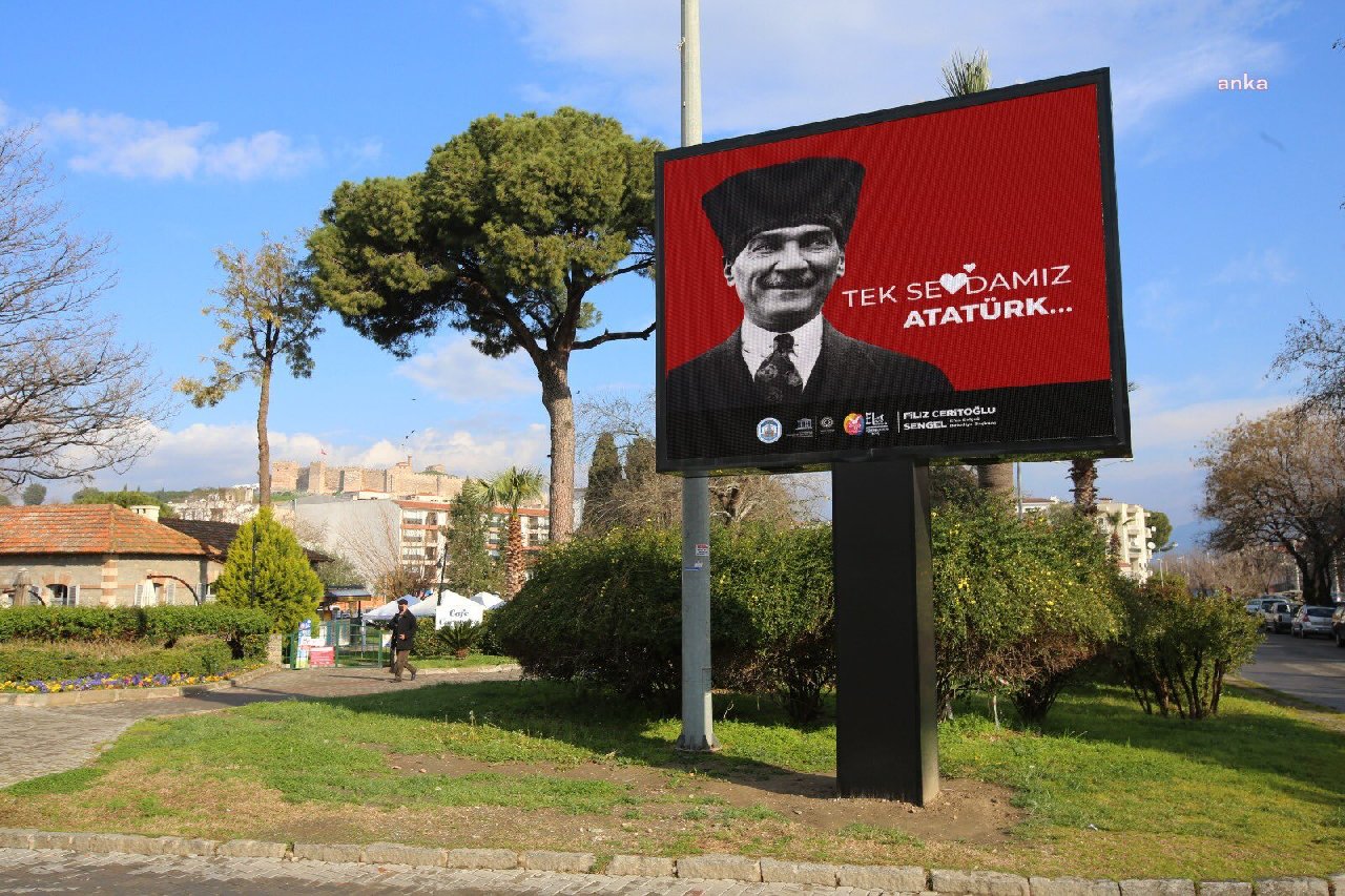 Selçuk'taki Love Erdoğan pankartları kaldırıldı,  tüm billboardlar Atatürk pankartıyla kapatıldı