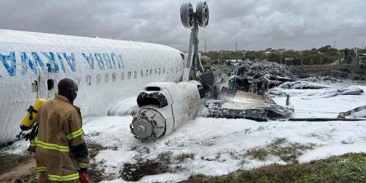Somali'de uçak kazası: İniş sırasında ters dönerek çakıldı